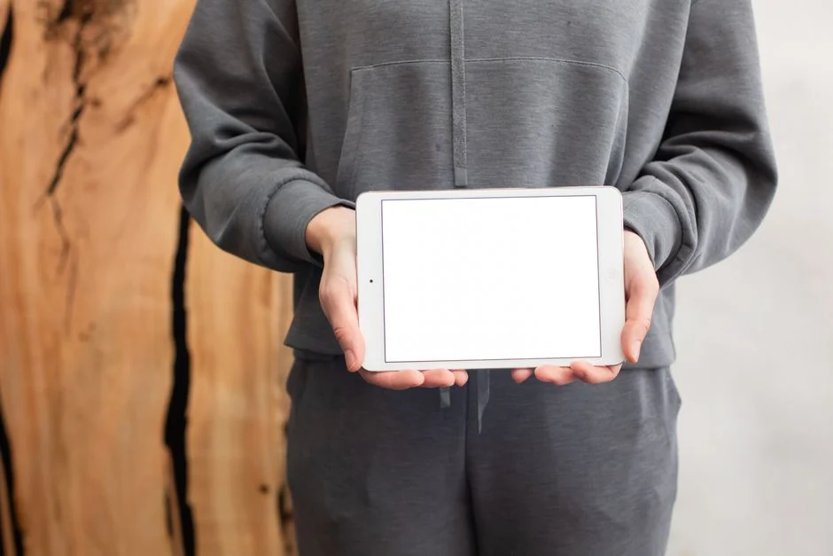 gallery-1 Gros plan sur des mains interagissant avec un site e-commerce sur l’écran d’un ordinateur portable, en intérieur.